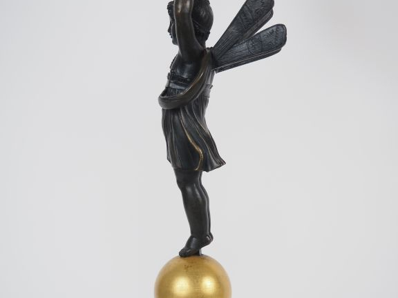 Paire de candélabres Restauration en bronze doré, ciselé et patiné en 