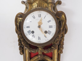Vente aux enchères LEPAUTE.  Cartel d'applique de style Louis XVI en bronze doré, à décor