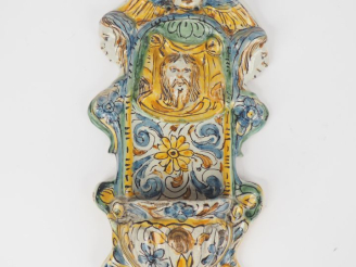 Vente aux enchères Bénitier plaque en faience italienne XVIIIème, à décor du Saint Suaire