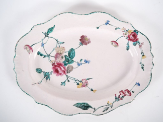 Vente aux enchères MOUSTIERS. Grand plat ovale XVIIIème en faience, à décor de fleurs pol