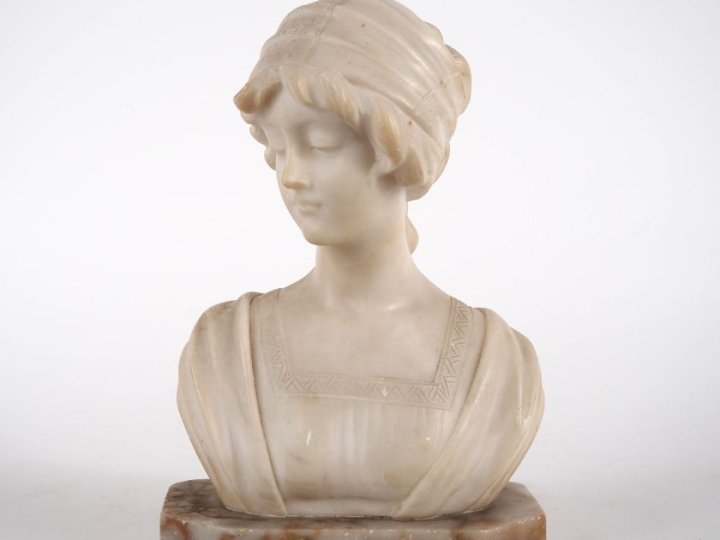 A. SACCARDI.  "jeune fille au fichu" Sculpture en albâtre. Signée H. 2