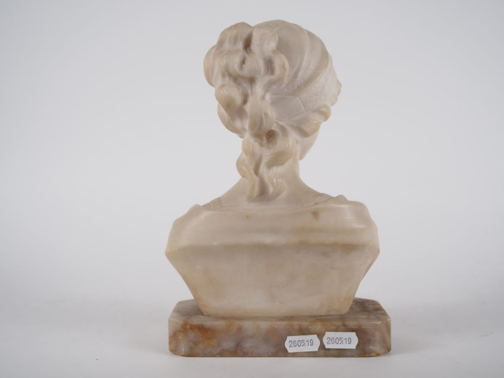 A. SACCARDI.  "jeune fille au fichu" Sculpture en albâtre. Signée H. 2