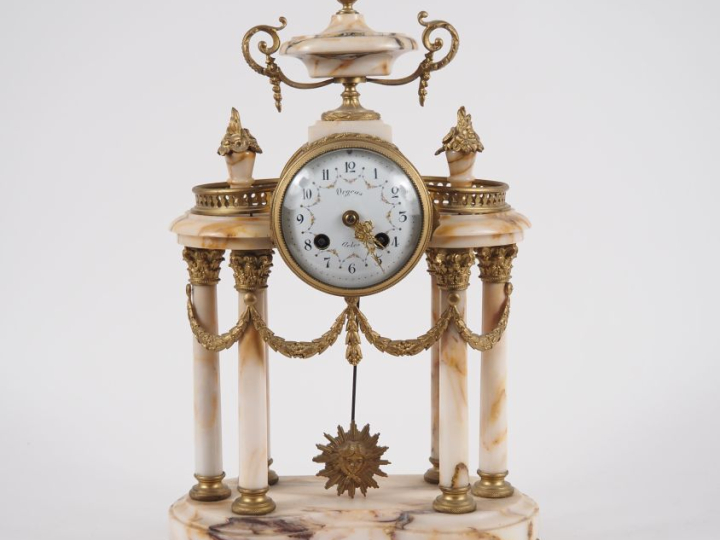Pendule portique de style Louis XVI en albatre, modèle à six colonnes,