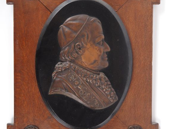 P. MOULINS.  "Portrait du Pape Pie IX" en métal repoussé sur une plaqu
