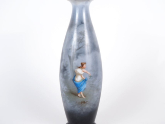 Vente aux enchères Vase soliflore en opaline polychrome à décor de jeune femme. H. 30 cm