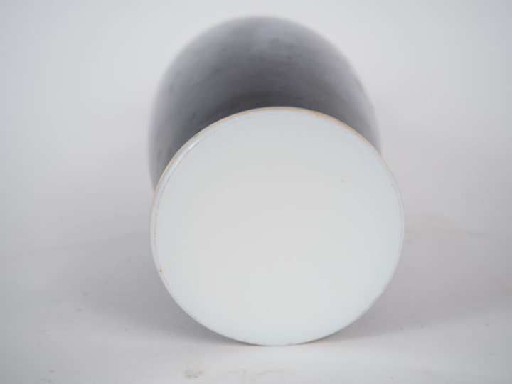 Vase soliflore en opaline polychrome à décor de jeune femme. H. 30 cm