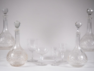 Vente aux enchères Service de verres en cristal à décor de croisillons comprenant :  13 c