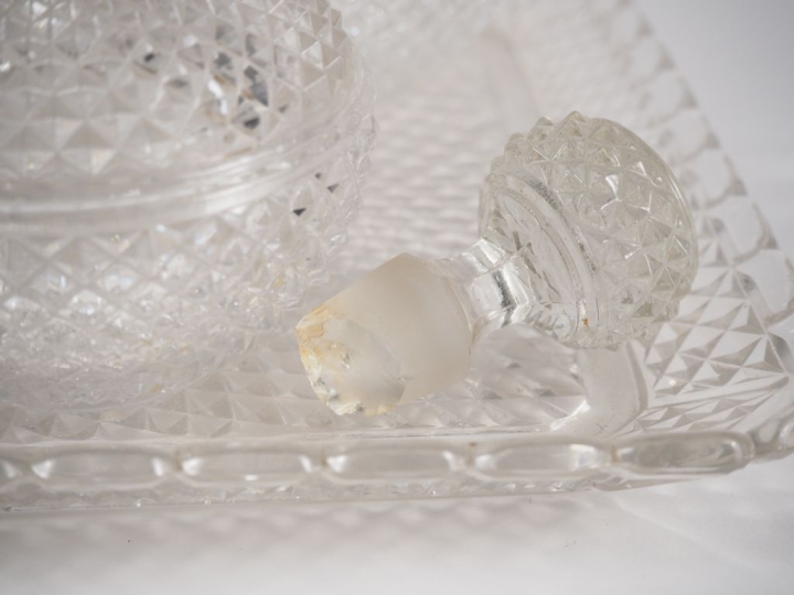 BACCARAT.  Plateau de verre à eau en cristal, décor de croisillons , o