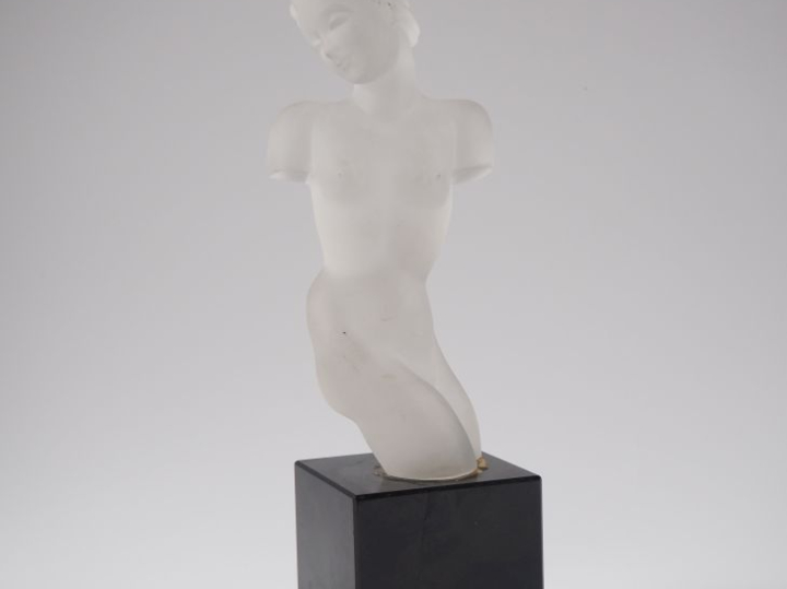 Sujet Art Déco en verre "nue", socle en verre noir. H. totale : 30 cm
