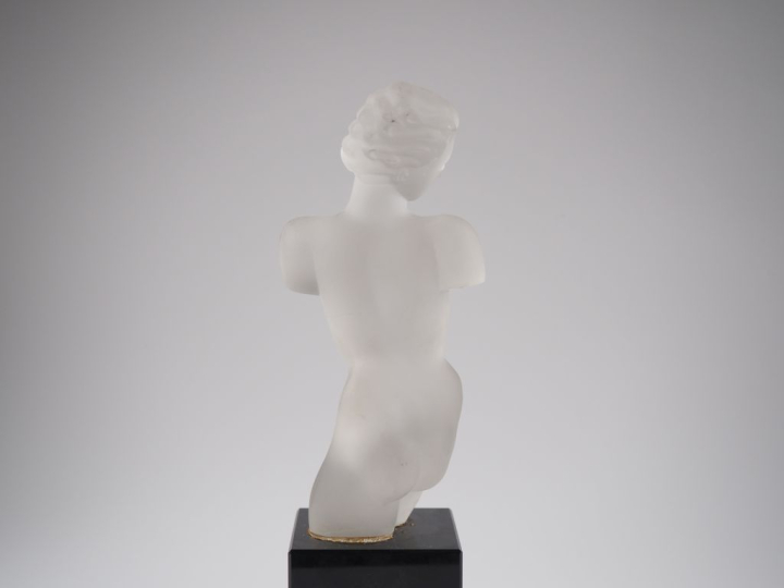 Sujet Art Déco en verre "nue", socle en verre noir. H. totale : 30 cm