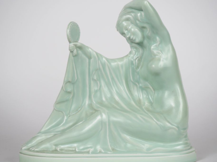 VERNER.  Sujet Art Déco en céramique verte "jeune fille au miroir". Di