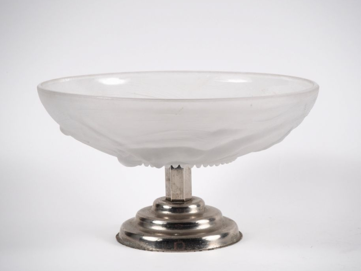 Compotier Art Déco en verre et métal chromé, à décor de naïades.  H. 1