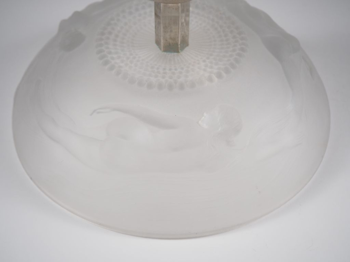 Compotier Art Déco en verre et métal chromé, à décor de naïades.  H. 1