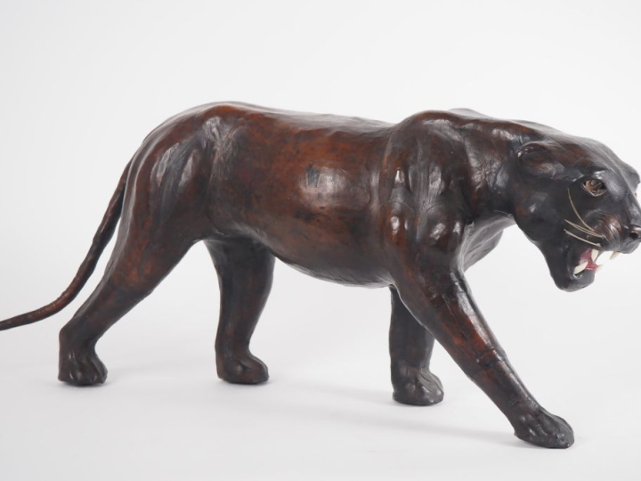 Ecole française XXème.  "Panthère marchant" Sujet animalier en cuir Di
