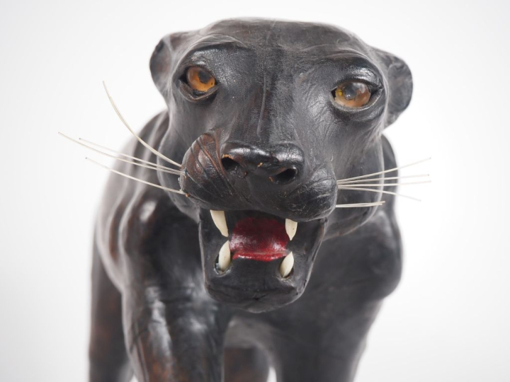 Ecole française XXème.  "Panthère marchant" Sujet animalier en cuir Di