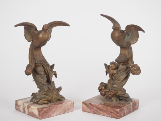 Vente aux enchères Paire de sujets en albâtre et régule doré "oiseaux sur du feuillage". 