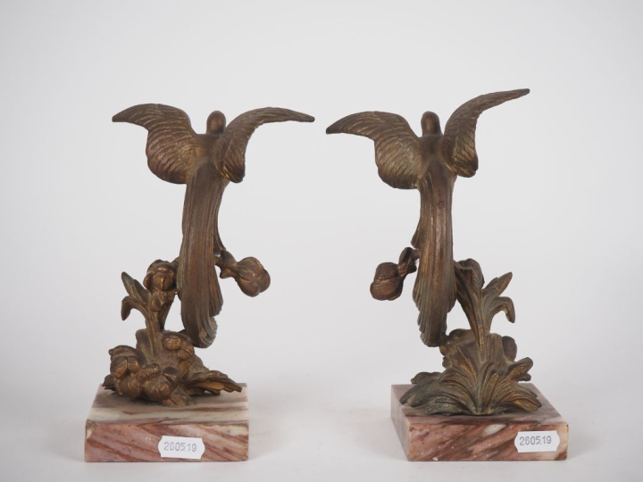 Paire de sujets en albâtre et régule doré "oiseaux sur du feuillage". 
