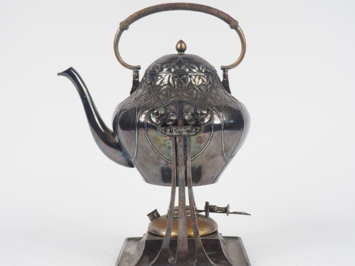 Samovar Art Nouveau en métal argenté, à décor de guis ( bruleur désarg