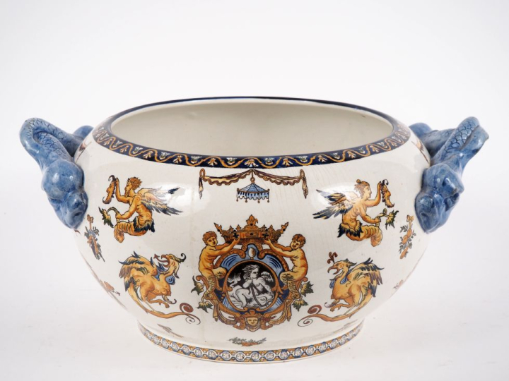 Grand cache pot en faience de Gien, décor polychrome de style Renaissa