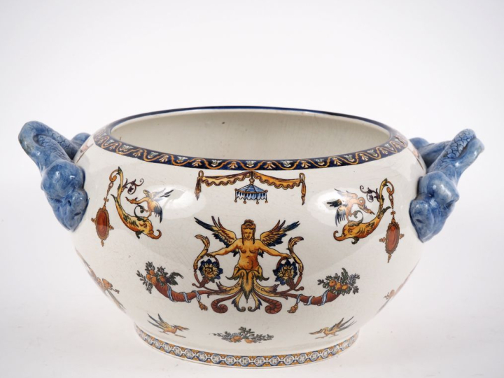 Grand cache pot en faience de Gien, décor polychrome de style Renaissa