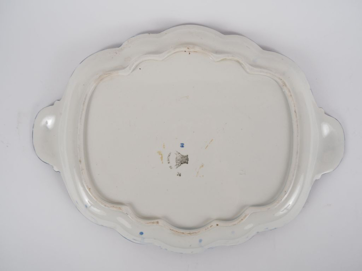 Plateau en faience de Gien, décor polychrome de style Renaissance ital