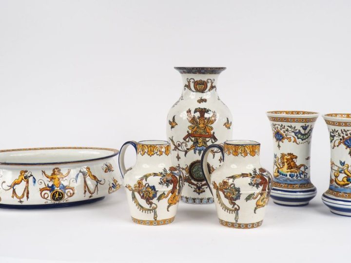 GIEN.  Paire de petites verseuses et un vase ovoide en faience, décor 