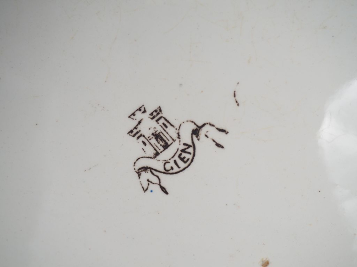 GIEN.  Paire de petites verseuses et un vase ovoide en faience, décor 