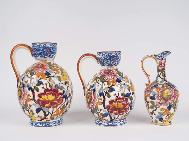 GIEN.  3 différentes verseuses en faience, décor polychrome à la pivoi