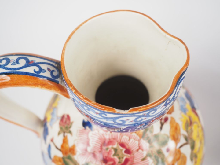 GIEN.  3 différentes verseuses en faience, décor polychrome à la pivoi