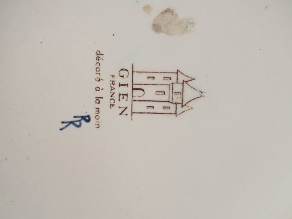 GIEN.  3 différentes verseuses en faience, décor polychrome à la pivoi