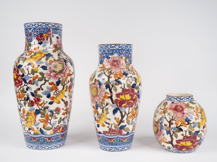GIEN.  3 différents vases en faience, décor à la pivoine. H. 44 cm H. 