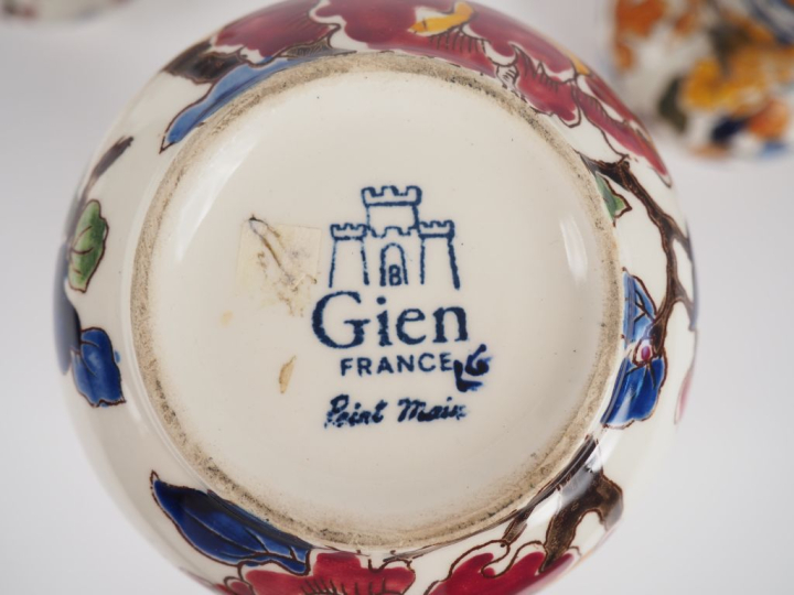 GIEN.  Vase cornet.  H. 17 cm une paire de vases. H. 11 cm   3 différe