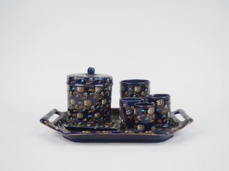 Vente aux enchères GIEN.  Pot couvert, 4 petits vases cylindriques, un plateau, un porte 