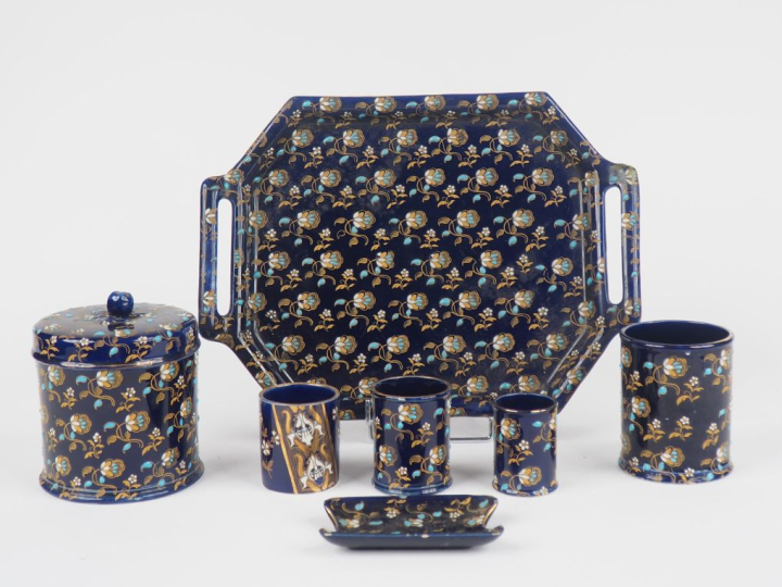 GIEN.  Pot couvert, 4 petits vases cylindriques, un plateau, un porte 
