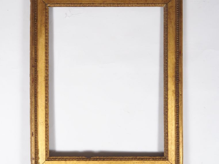 Cadre Louis XVI en bois sculpté et doré, à décor de perles et de feuil