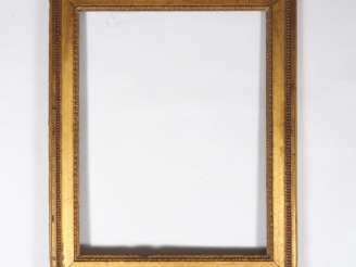 Vente aux enchères Cadre Louis XVI en bois sculpté et doré, à décor de perles et de feuil