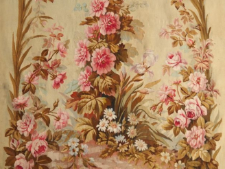 Vente aux enchères AUBUSSON.  Cantonnière Napoléon III à décor de fleurs polychromes. Dim