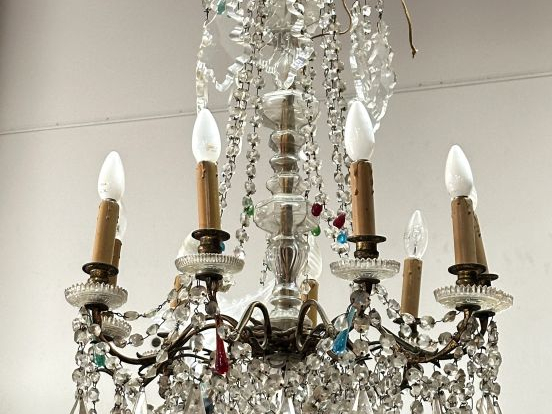 Lustre à pampilles en cristal et verroterie de couleur, éclairant à ne