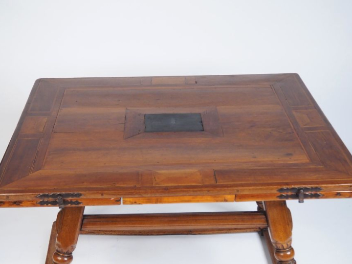 Table de changeur Suisse XVIIIème en noyer marqueté, quatre pieds obli