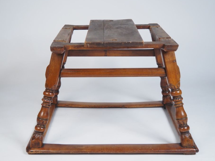 Table de changeur Suisse XVIIIème en noyer marqueté, quatre pieds obli