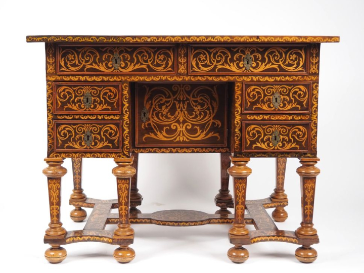 Bureau mazarin XVIIème en marqueterie, à décor de rinceaux feuillagés 