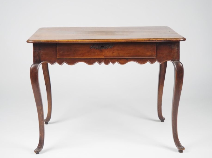 Table Louis XV en noyer, ceinture sinueuse, ouvrant à un tiroir, pieds