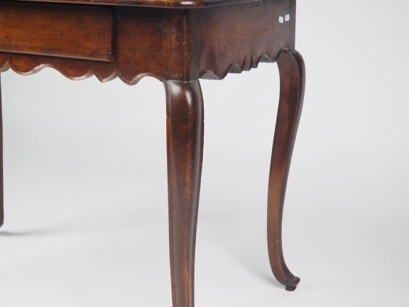 Table Louis XV en noyer, ceinture sinueuse, ouvrant à un tiroir, pieds