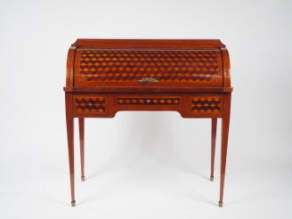 Vente aux enchères Bureau cylindre Louis XVI en marqueterie,à  décor de cubes, ouvrant à 