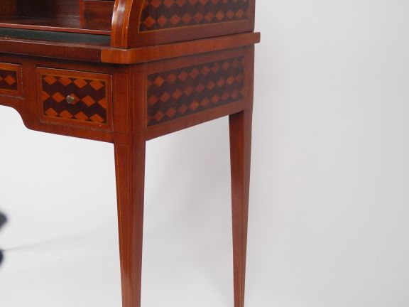Bureau cylindre Louis XVI en marqueterie,à  décor de cubes, ouvrant à 