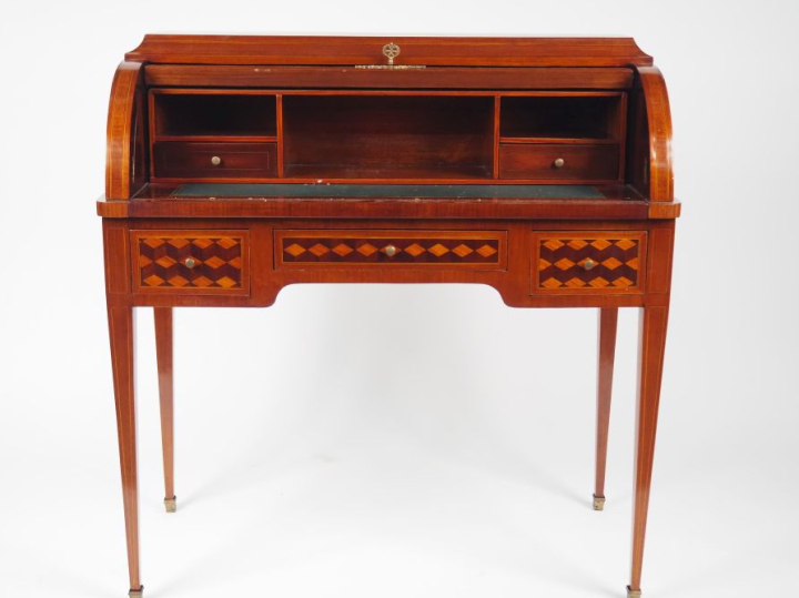 Bureau cylindre Louis XVI en marqueterie,à  décor de cubes, ouvrant à 