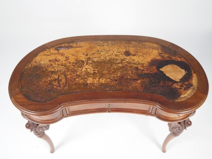 Table à écrire de forme rognon de style Empire en acajou, ouvrant à tr