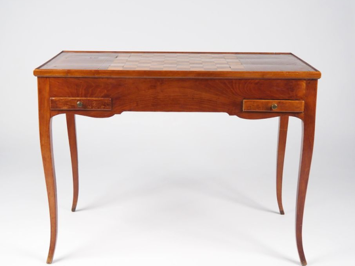 Table tric trac de style Louis XV en marqueterie à décor de damier. (f