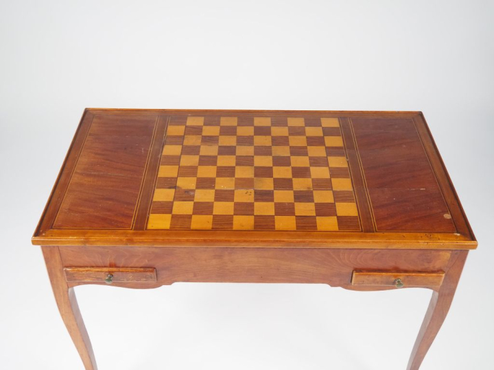 Table tric trac de style Louis XV en marqueterie à décor de damier. (f