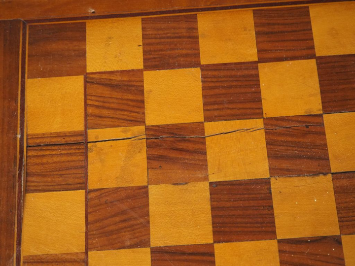 Table tric trac de style Louis XV en marqueterie à décor de damier. (f